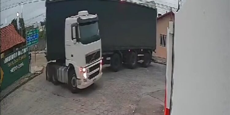Vídeo mostra carreta destruindo casa e ferindo criança durante manobra em Montanha