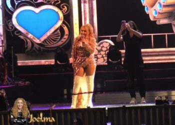 Durante show em Barra de São Francisco, Joelma ironiza harmonização facial após transformação de Ximbinha; veja
