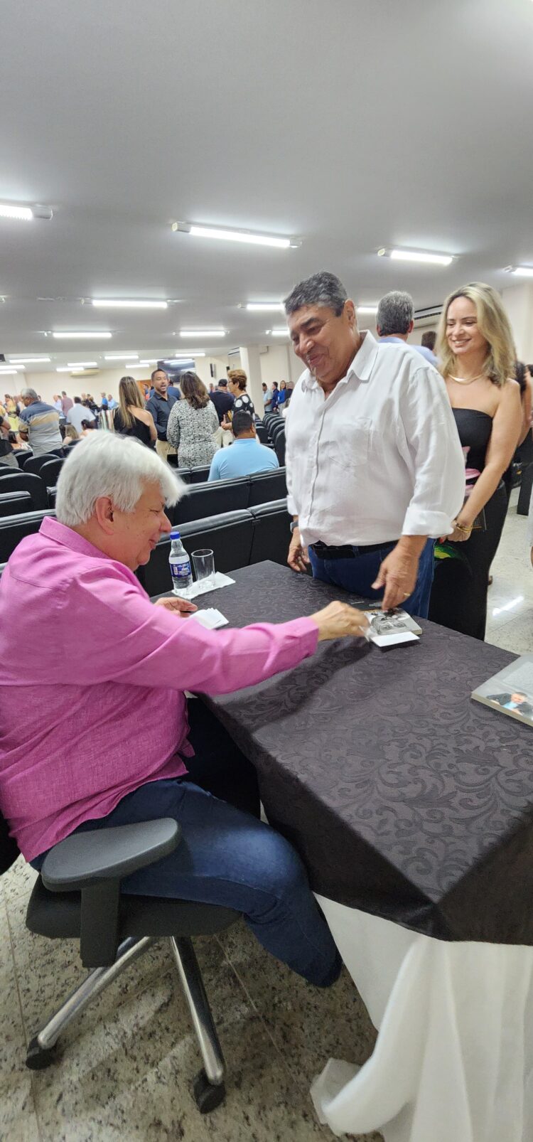 “O Obstinado”: biografia autorizada de Enivaldo dos Anjos é lançada em Barra de São Francisco