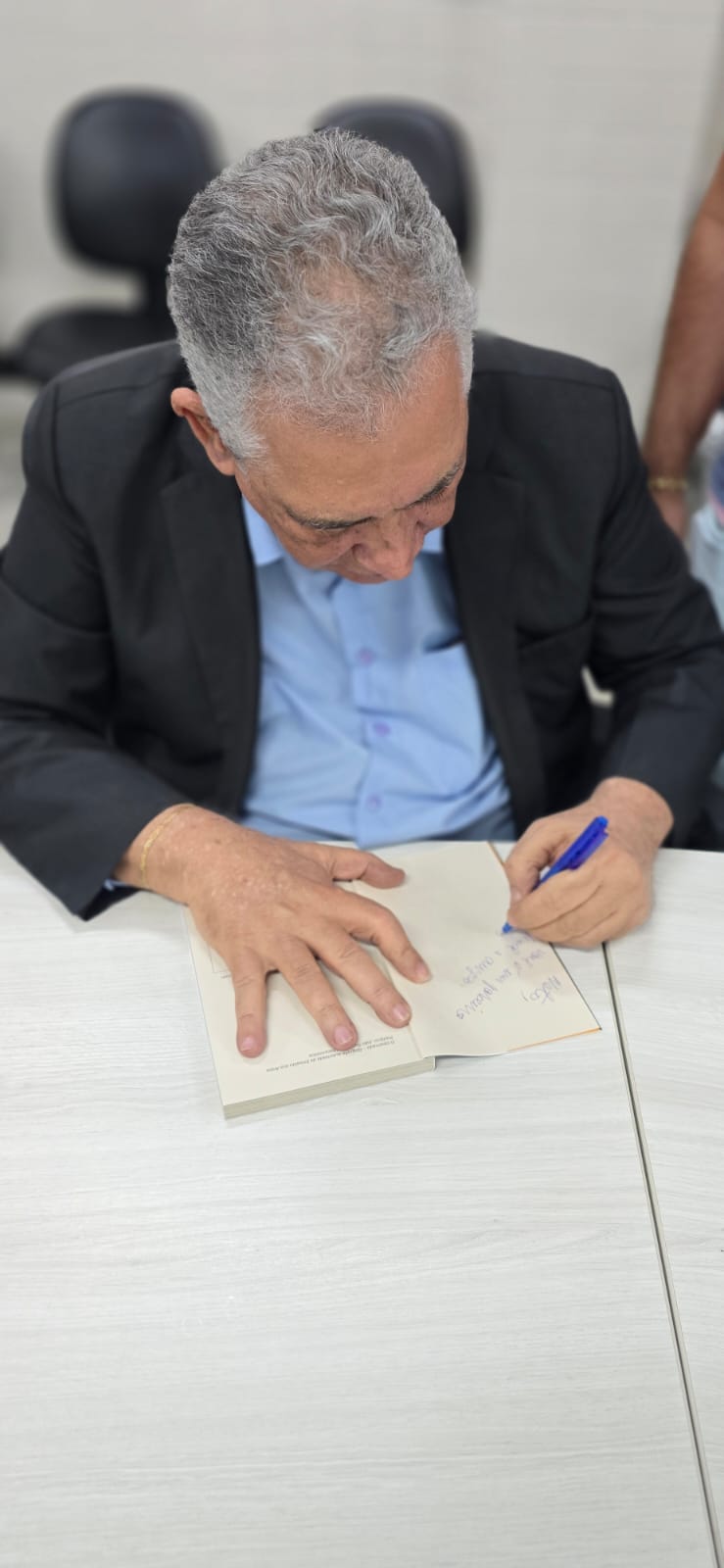 “O Obstinado”: biografia autorizada de Enivaldo dos Anjos é lançada em Barra de São Francisco
