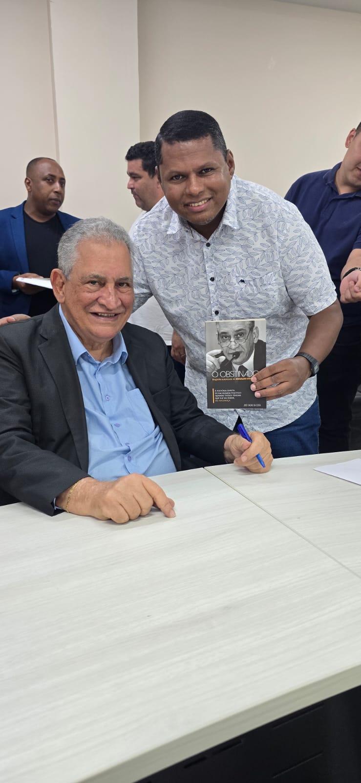 “O Obstinado”: biografia autorizada de Enivaldo dos Anjos é lançada em Barra de São Francisco