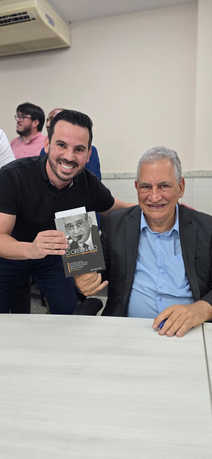 “O Obstinado”: biografia autorizada de Enivaldo dos Anjos é lançada em Barra de São Francisco