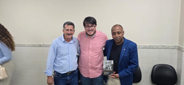 “O Obstinado”: biografia autorizada de Enivaldo dos Anjos é lançada em Barra de São Francisco