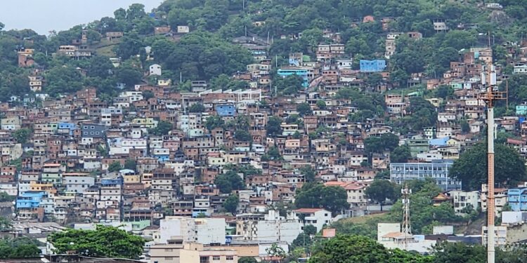 Polícia ataca território do TCP, prende seis e apreende drogas