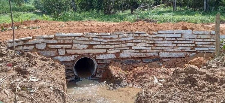 Prefeitura francisquense constrói bueiros em Monte Senir e Areia Branca; agora são 244, além de 123 pontes e 26 muros. Prefeitura francisquense constrói bueiros em Monte Senir e Areia Branca; agora são 244, além de 123 pontes e 26 muros.