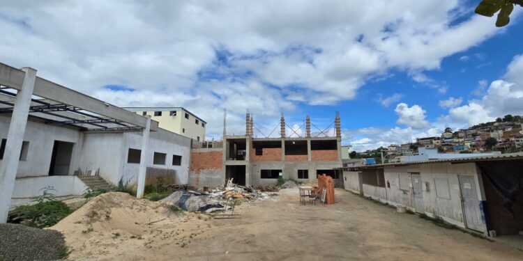 Enivaldo indignado com obras paradas do 11º Batalhão