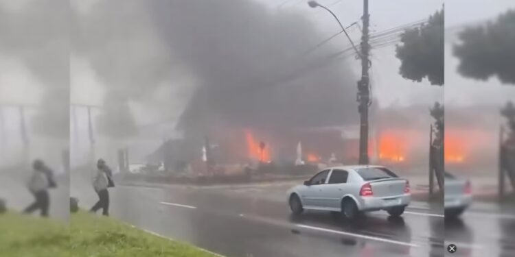 Dez mortos na queda de avião sobre polo turístico do Natal Luz, em Gramado (RS)