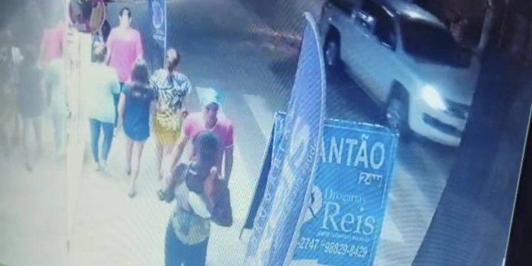 Câmera de Segurança flagra furto de moto no Centro de Barra de São Francisco