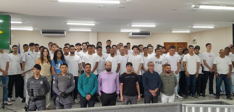 Prefeitura de Barra de São Francisco realiza cerimônia de Juramento à Bandeira e entrega de Certificados de Dispensa Militar para jovens alistados