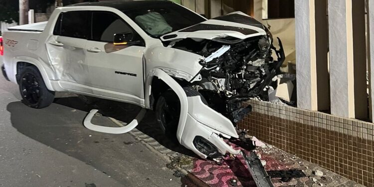 Acidente com três carros termina com casa atingida em Nova Venécia