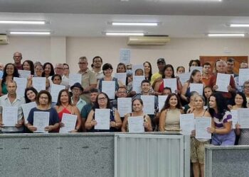 Prefeitura de Barra de São Francisco entrega títulos de regularização fundiária durante solenidade na Câmara Municipal; veja