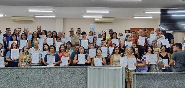 Prefeitura de Barra de São Francisco entrega títulos de regularização fundiária durante solenidade na Câmara Municipal; veja Prefeitura de Barra de São Francisco entrega títulos de regularização fundiária durante solenidade na Câmara Municipal; veja