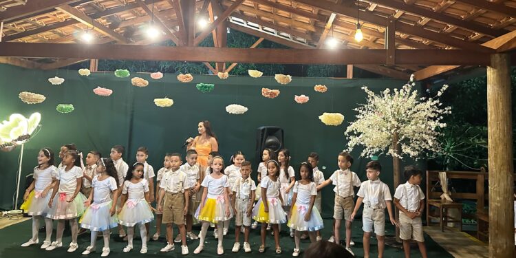 Escola Mac Nair, de Barra de São Francisco, celebra formatura de 45 alunos da Educação Infantil