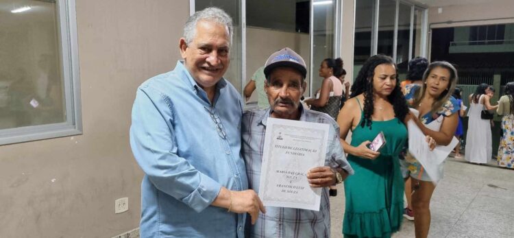 Prefeitura de Barra de São Francisco entrega títulos de regularização fundiária durante solenidade na Câmara Municipal; veja