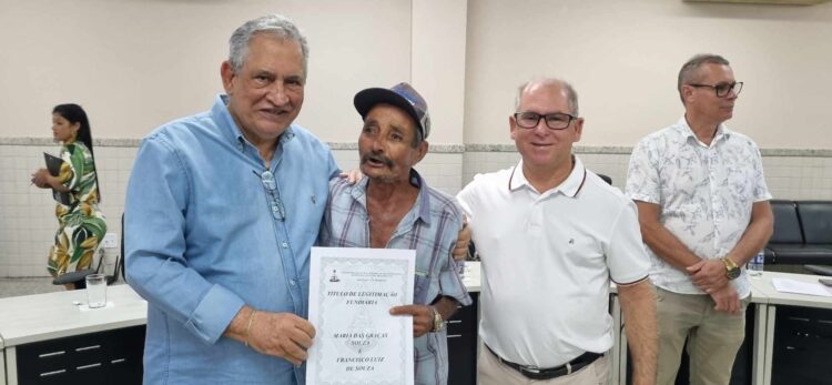 Prefeitura de Barra de São Francisco entrega títulos de regularização fundiária durante solenidade na Câmara Municipal; veja