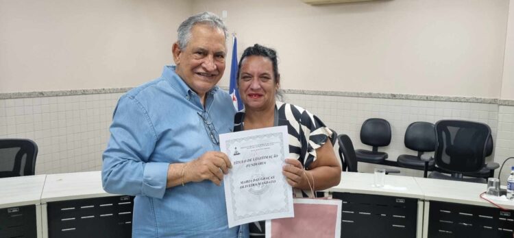 Prefeitura de Barra de São Francisco entrega títulos de regularização fundiária durante solenidade na Câmara Municipal; veja