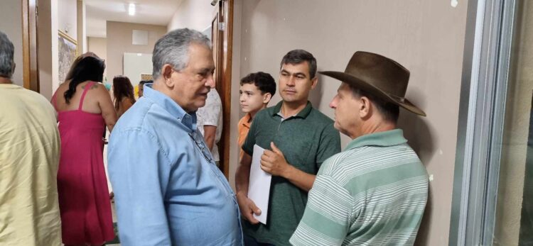 Prefeitura de Barra de São Francisco entrega títulos de regularização fundiária durante solenidade na Câmara Municipal; veja