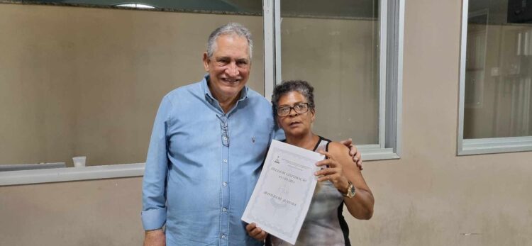 Prefeitura de Barra de São Francisco entrega títulos de regularização fundiária durante solenidade na Câmara Municipal; veja