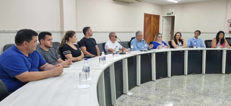 Prefeitura de Barra de São Francisco entrega títulos de regularização fundiária durante solenidade na Câmara Municipal; veja
