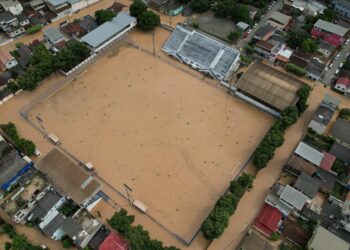 Vídeo: rio transborda e água invade ruas dos bairros Campo Novo, Carabina e Irmãos Fernandes, em Barra de São Francisco