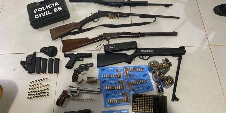Policia vai atrás de homicida e apreende arsenal de armas em São Mateus