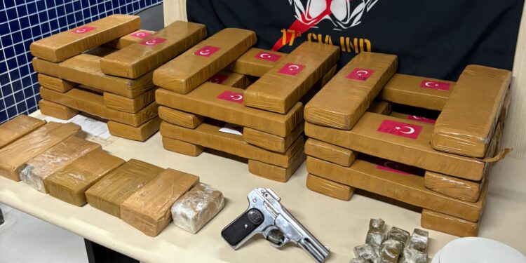 PM aprende 33kg de maconha em Vila Velha; traficante escapa