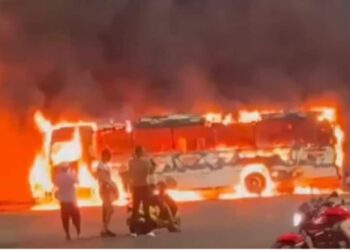 Bandidos incendeiam ônibus em Vitória após morte em confronto com a Polícia