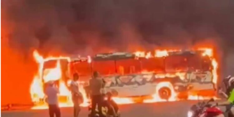 Bandidos incendeiam ônibus em Vitória após morte em confronto com a Polícia