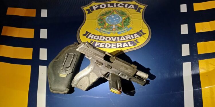 Homem é preso pela PRF com pistola pronta para uso Homem é preso pela PRF com pistola pronta para uso