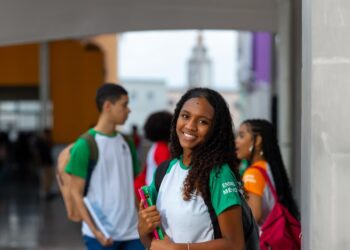 Volta às aulas para 190 mil alunos na 3a feira