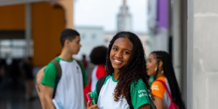 Volta às aulas para 190 mil alunos na 3a feira