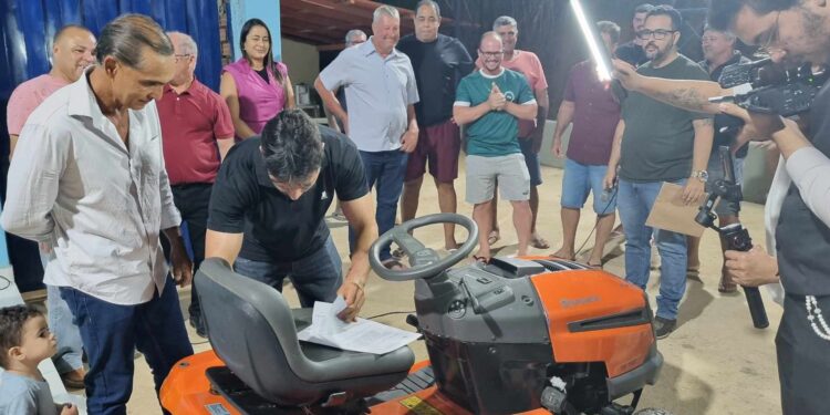 Trator cortador de grama é entregue na comunidade do Córrego do Itá em Barra de São Francisco