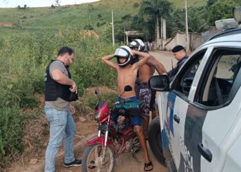 Durante operação conjunta, PC e PM prendem suspeito de cometer homicídios no bairro Colina, em Barra de São Francisco