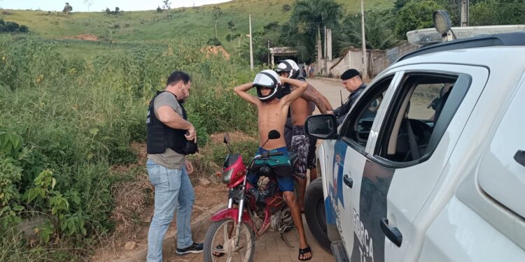 Durante operação conjunta, PC e PM prendem suspeito de cometer homicídios no bairro Colina, em Barra de São Francisco