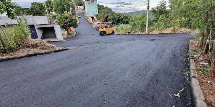 Avança o asfaltamenteo na Rua Alceu Melgaço Filho