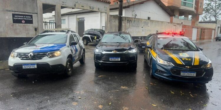PRF e PMES recuperam carro roubado em ação conjunta em São Mateus PRF e PMES recuperam carro roubado em ação conjunta em São Mateus