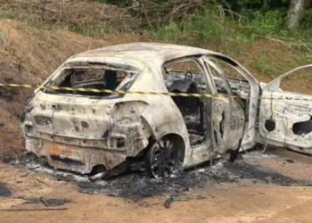 Corpo carbonizado é encontrado em carro incendiado em Água Doce do Norte