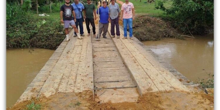 Prefeitura de Barra de São Francisco recupera ponte danificada pela chuva em Ponte Alta, interior do município