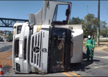 Carreta tomba em acidente com caminhonete na BR 101 em São Mateus
