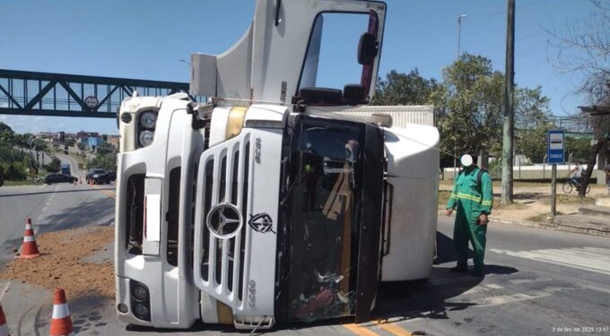 Carreta tomba em acidente com caminhonete na BR 101 em São Mateus