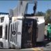 Carreta tomba em acidente com caminhonete na BR 101 em São Mateus Carreta tomba em acidente com caminhonete na BR 101 em São Mateus