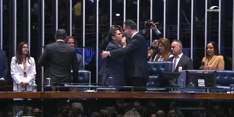 Davi Alcolumbre é eleito com 73 dos 81 votos no Senado