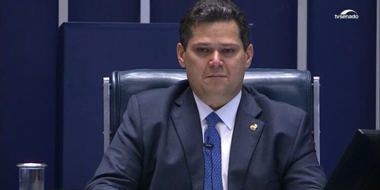 Novo presidente do Senado fala com Lula… e com Bolsonaro