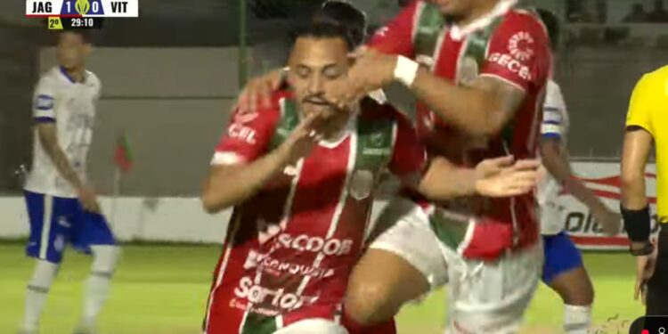Jaguaré bate o Vitória e bota fogo na guerra do rebaixamento Jaguaré bate o Vitória e bota fogo na guerra do rebaixamento