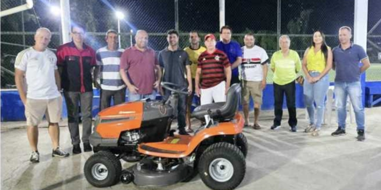 Prefeitura entrega cortador de grama a Associação de Nova Barra