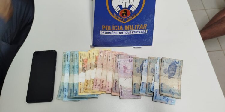 Polícia faz apreensão de crack e dinheiro no bairro Irmãos Fernandes, em Barra de São Francisco Polícia faz apreensão de crack e dinheiro no bairro Irmãos Fernandes, em Barra de São Francisco