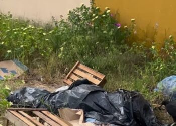 Corpo enrolado em sacos plásticos é encontrado em Guriri, em São Mateus