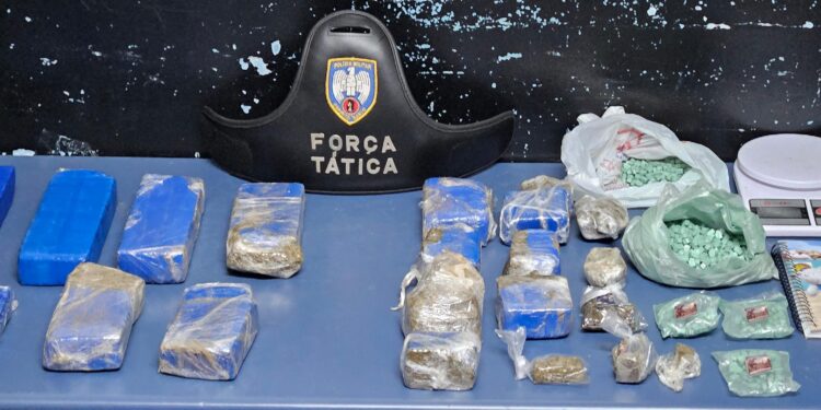PM apreende drogas e prende dois em Aracruz PM apreende drogas e prende dois em Aracruz