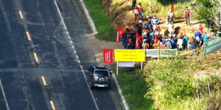 Grupo paralelo ao MST invade área de empresa em Conceição da Barra Grupo paralelo ao MST invade área de empresa em Conceição da Barra