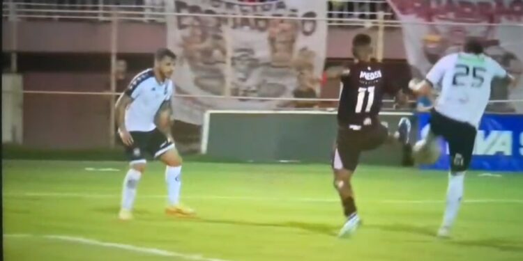 Foi muito pênalti. Para que  serve o VAR?